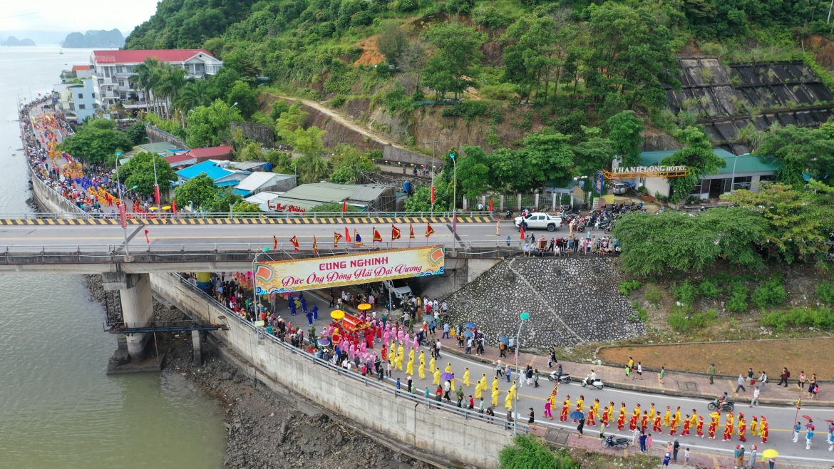 Phần hội chính được nhiều người mong đợi nhất là Lễ rước kiệu Đức Ông vi hành.