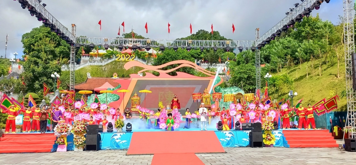Chương trình nghệ thuật và thần tích "Dấu thiêng lưu tích" tái hiện lịch sử và công lao to lớn của các bậc “khai quốc công thần”.