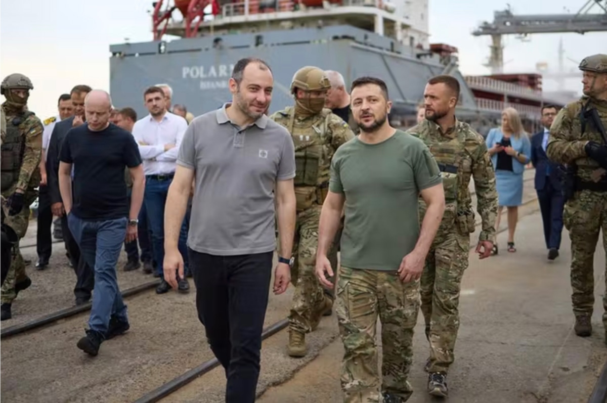 Tổng thống Ukraine Volodymyr Zelensky và đại sứ các nước G7 thăm cảng Odessa – trung tâm xuất khẩu quan trọng nông sản quan trọng của Ukraine. Ảnh: EPA.