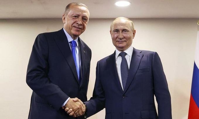 Tổng thống Nga Vladimir Putin (phải) và Tổng thống Recep Tayyip Erdogan tại Tehran, Iran hôm 19/7. (Ảnh: AP).