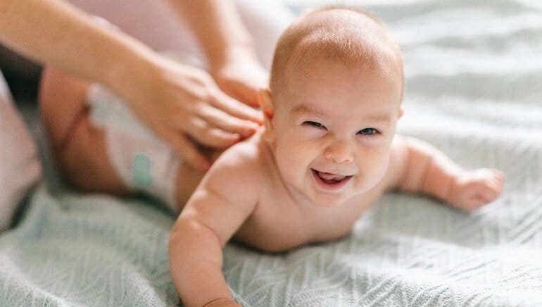 1.Phù hợp nhất cho làn da của trẻ: Dầu dừa là một loại kem dưỡng ẩm tuyệt vời cho trẻ em và có thể được dùng để massage cơ thể của trẻ. Dầu dừa có thể sử dùng như một loại dầu massage hoặc kem dưỡng ẩm hiệu quả cho cả trẻ sơ sinh và trẻ lớn hơn. Dầu dừa giúp giữ ẩm cho làn da nhạy cảm của trẻ.