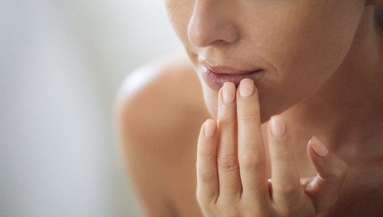 3. Dưỡng môi: Dầu dừa có đặc tính cấp ẩm rất tốt nên nó có thể bảo vệ đôi môi của bạn khỏi thời tiết khắc nghiệt, đặc biệt là vào mùa đông. Nó rất hữu ích để chữa môi nứt nẻ và da khô. Bạn thậm chí có thể tự làm son dưỡng môi bằng dầu dừa.