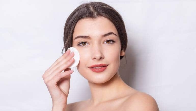 4. Tẩy trang: Dầu dừa là một chất tẩy trang tuyệt vời. Chỉ cần dùng bông tẩy trang thoa dầu dừa lên vùng da bạn muốn tẩy trang, nó có tác dụng nuôi dưỡng và làm sạch lớp trang điểm hiệu quả.