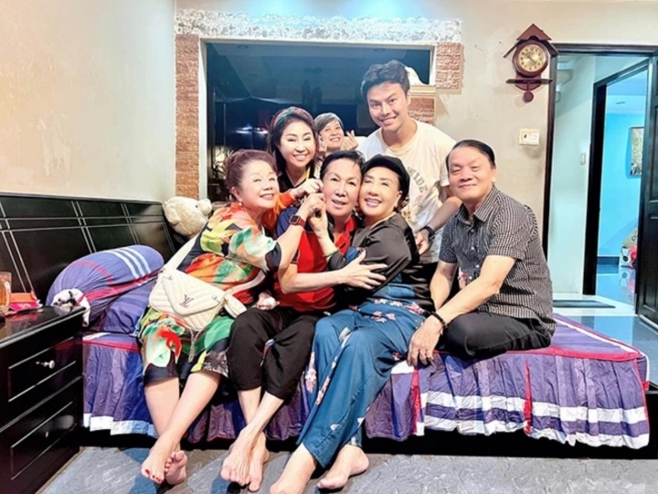 Nam nghệ sĩ luôn nhận được sự quan tâm của các đồng nghiệp, đàn em trong nghề.