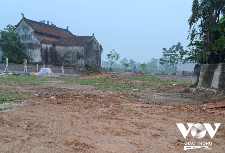 Lô đất ở huyện Chương Mỹ, Hà Nội, đường vào nham nhở, bên cạnh có mồ mả chưa di dời và miếu thờ, được giới thiệu là lô đất tiềm năng, sau khi hoàn thiện mặt bằng sẽ có giá từ 15-17 triệu đồng/m2.