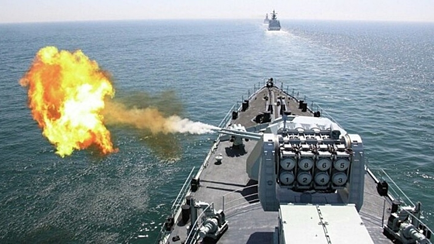 Tàu hải quân Trung Quốc tập trận bắn đạn thật ở Hoàng Hải. Ảnh: Tân Hoa xã.