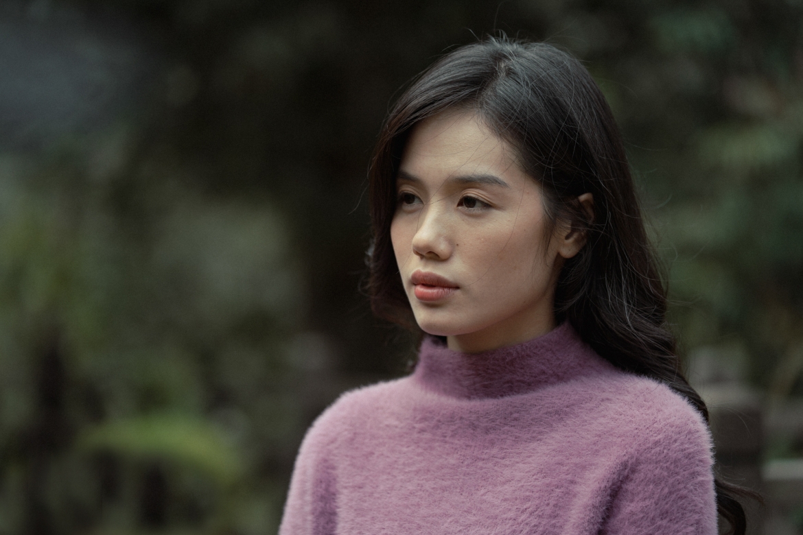 Trâm Anh The Face thành “nàng thơ” mới của Victor Vũ khi đảm nhận vai chính trong phim truyền hình “Trại Hoa đỏ”.