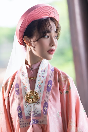 Hoàng Duyên. 
