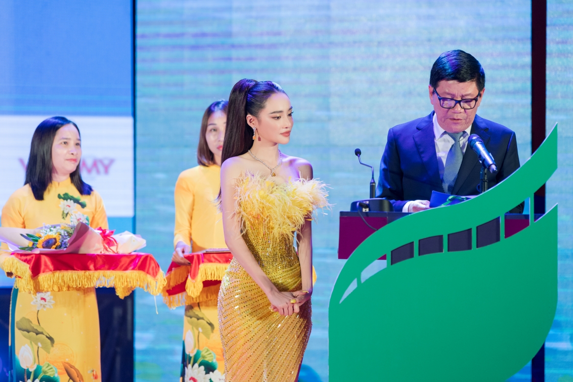 Nhã Phương trên sân khấu đọc kết quả Lễ trao giải.