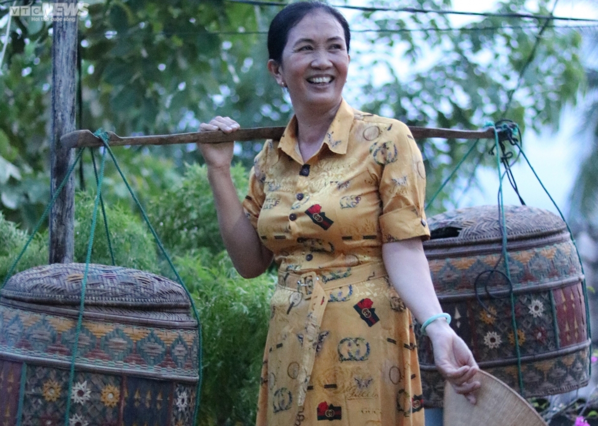Chị Dư, em gái chú Phùng cũng được đàng trai đem sính lễ bằng chính đôi gánh Xiểng do cha mình để lại.