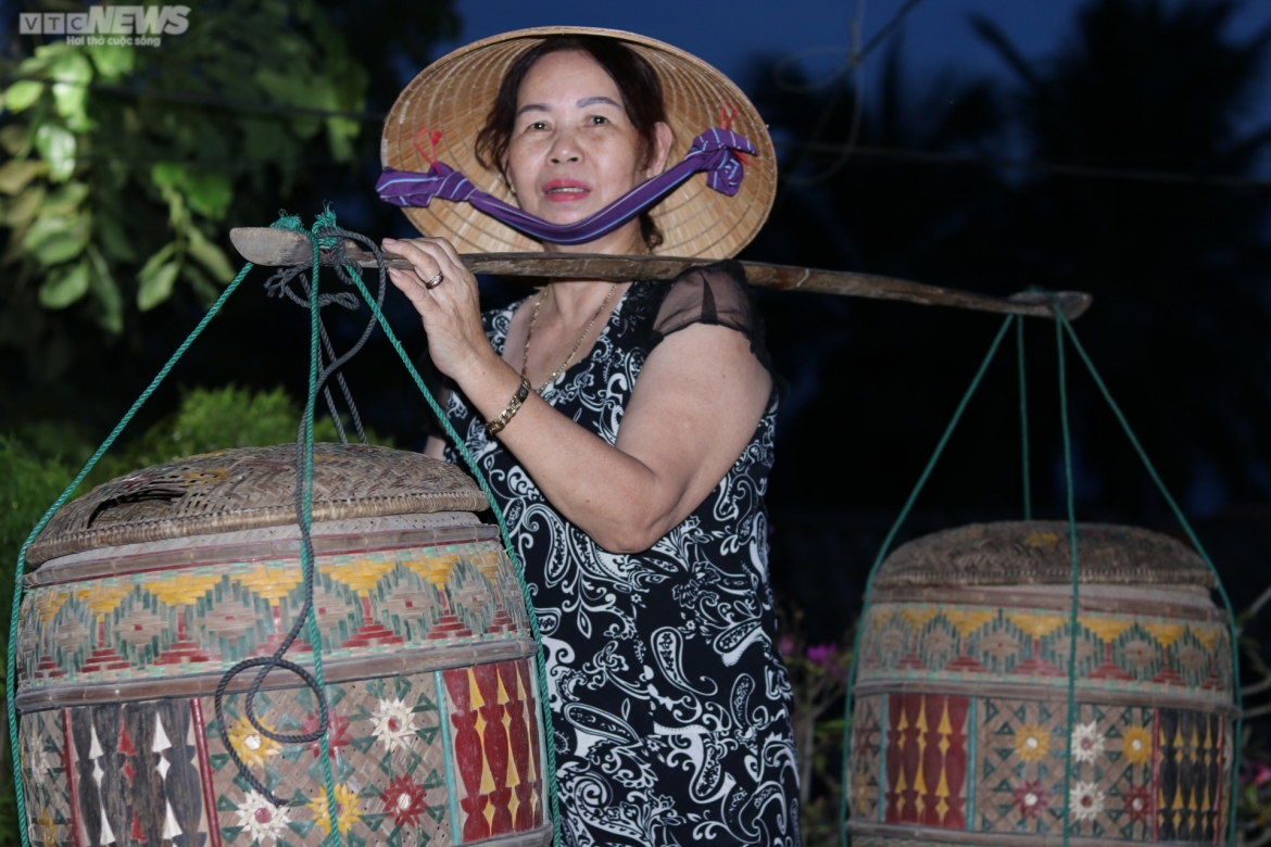 Vợ chú Phùng tuy không được đàng trai gánh đôi Xiểng đem sính lễ, nhưng nghe chuyện cha chồng đan Xiểng suốt 1 năm đã rất xúc động và hạnh phúc.