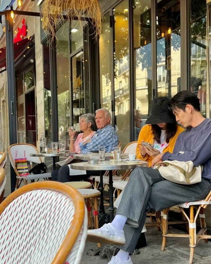 Tài tử Kim Woo Bin và bạn gái Shin Min Ah tận hưởng những ngày hẹn hò lãng mạn ở Paris.
