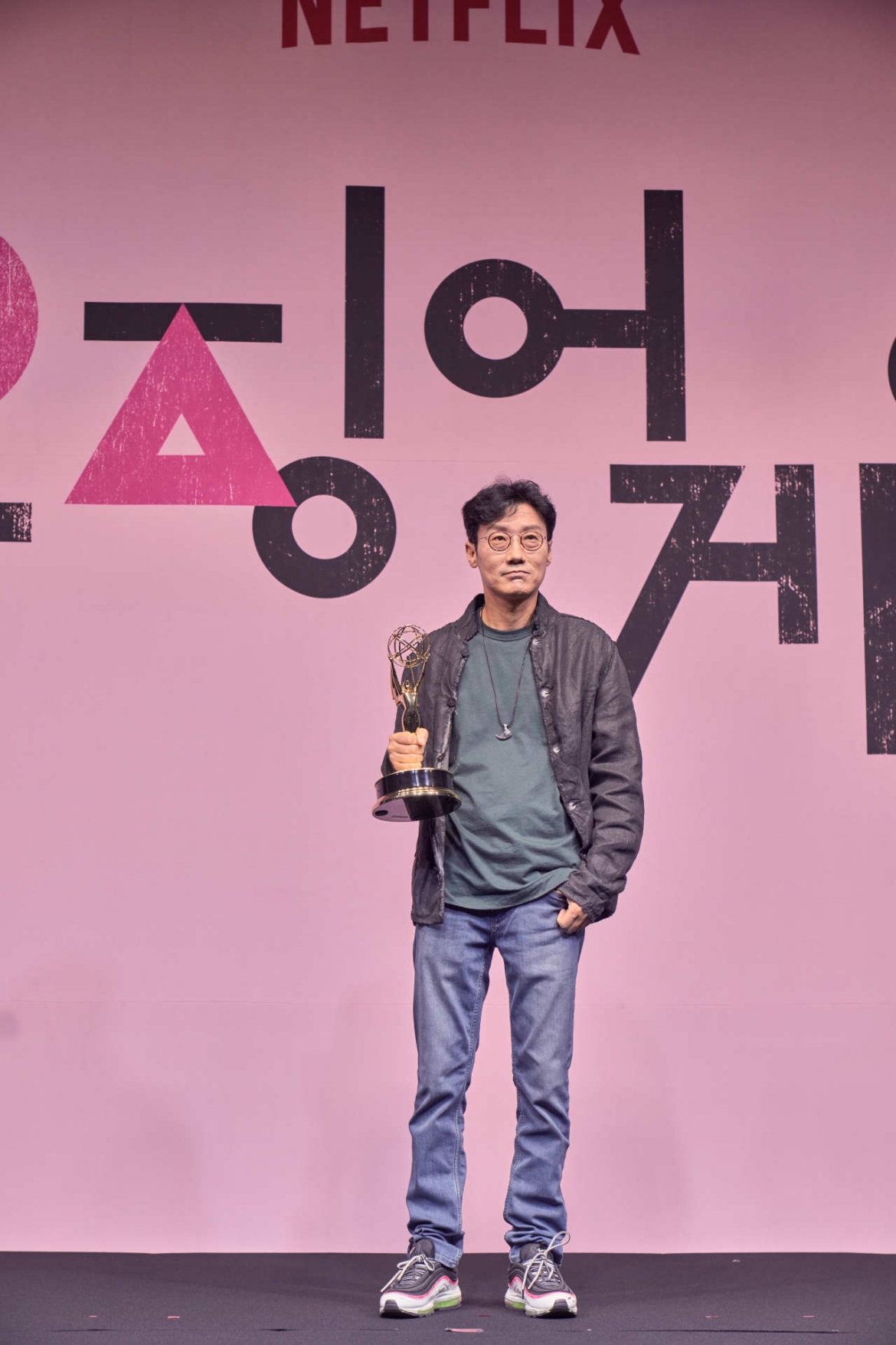 Hwang Dong Hyuk là đạo diễn Hàn Quốc đầu tiên giành giải thưởng Emmy.