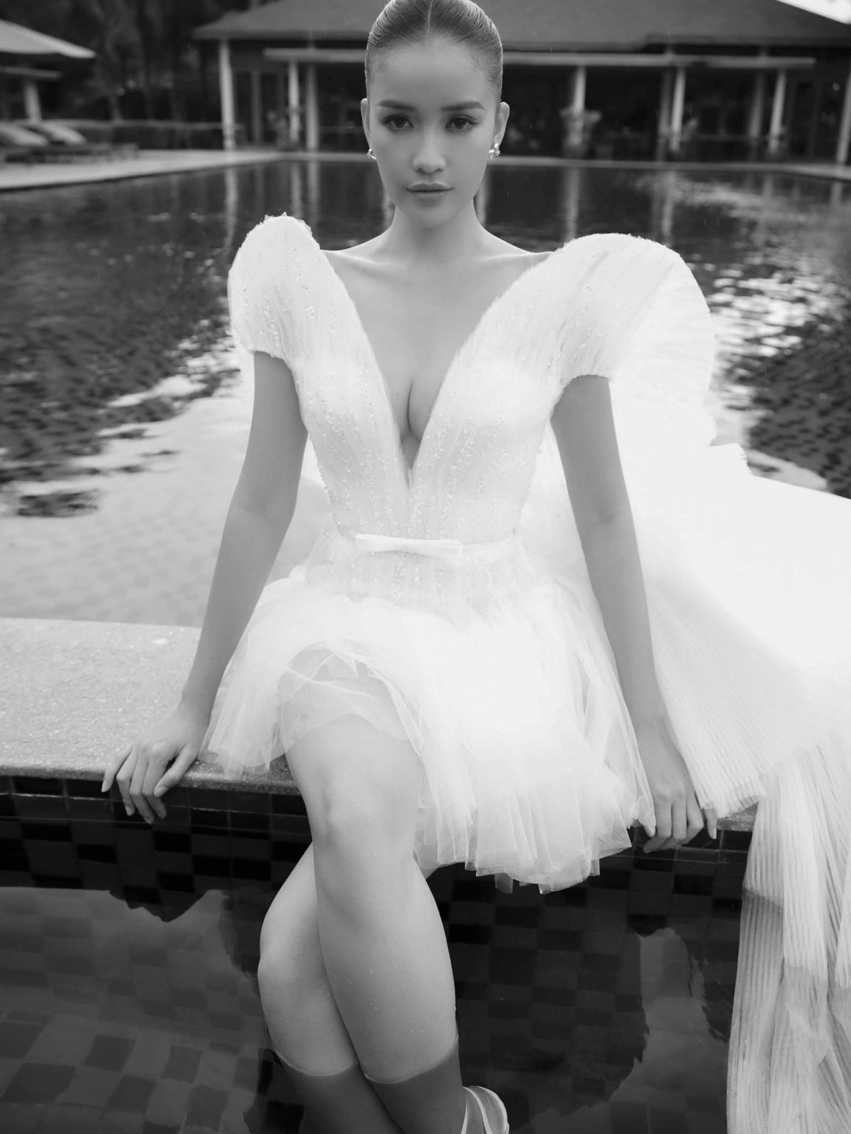 Xuất hiện trông bộ hình thời trang với chủ đề “LOVE No.2”, Hoa hậu Ngọc Châu gây thương nhớ với nhan sắc xinh đẹp và sắc sảo. Nổi bật với làn da bánh mật, khỏe khoắn đặc trưng nên khi kết hợp cùng những mẫu váy cưới của NTK Lê Thanh Hoà, Ngọc Châu mang đến một hình ảnh đầy mới lạ. (VOV.VN)