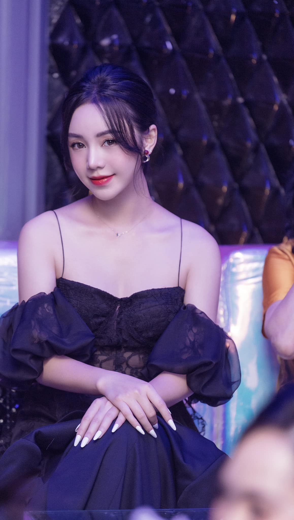 Đôi mắt to tròn, gương mặt bầu bĩnh, nước da trắng, Quỳnh Kool thu hút trọn vẹn người đối diện.