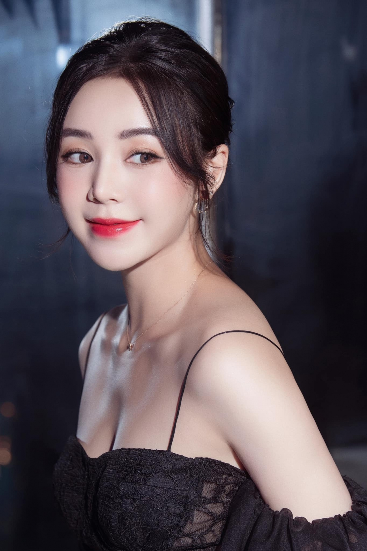 Cô chuộng phong cách ngọt ngào, quyến rũ pha chút ngây thơ, cổ điển.