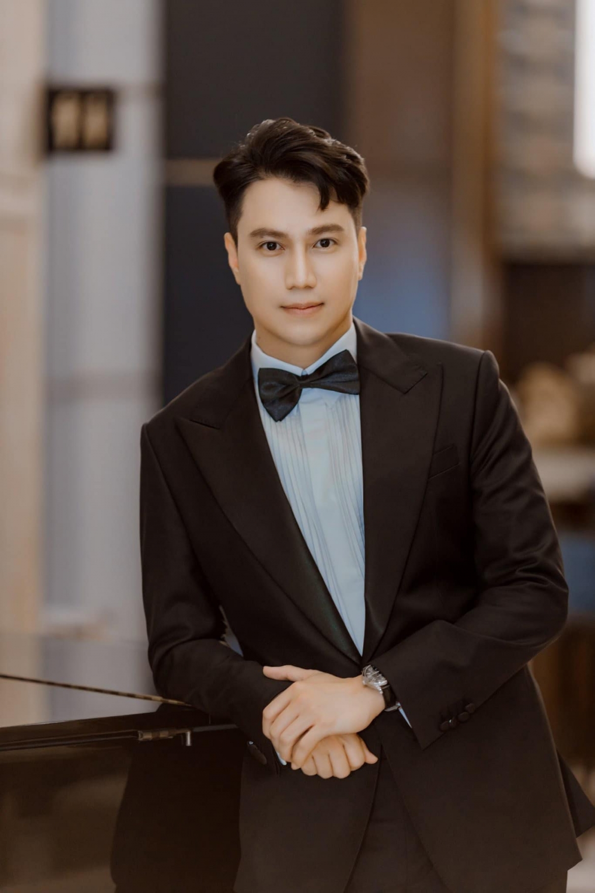 Diễn viên Việt Anh đăng ảnh diện vest lịch lãm, điển trai nhưng vẫn than độc thân, vững chãi và chung tình. (FBNV)