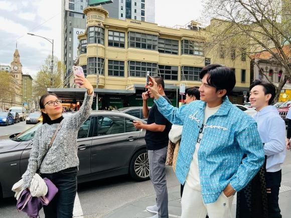 Trên trang cá nhân của mình, Đan Trường đã chia sẻ hình ảnh hiếm hoi được hội ngộ người bạn thân, người đồng nghiệp ăn ý một thời là Cẩm Ly. Cả hai còn có màn tương tác siêu cưng đúng chuẩn bạn chí cốt. (FBNV)