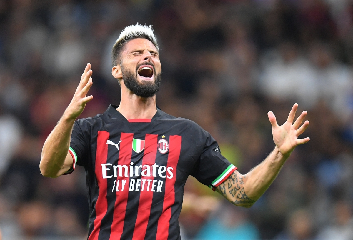 Tiếc cho AC Milan, Olivier Giroud đã bị xà ngang từ chối bàn thắng trong hiệp 1.