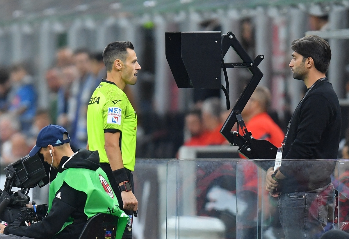 Bước ngoặt của trận đấu tới ở phút 55 khi VAR vào cuộc và xác định Sergino Dest đã phạm lỗi với Khvicha Kvaratskhelia trong vòng cấm AC Milan.