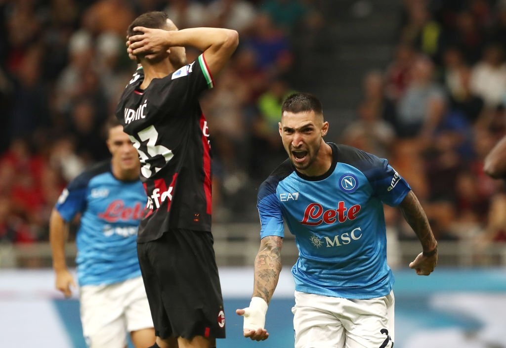 Matteo Politano đưa Napoli vượt lên dẫn trước.