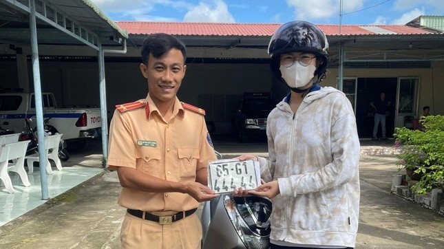 Chị N. vui mừng khi bấm được biển số "ngũ quý" 4.