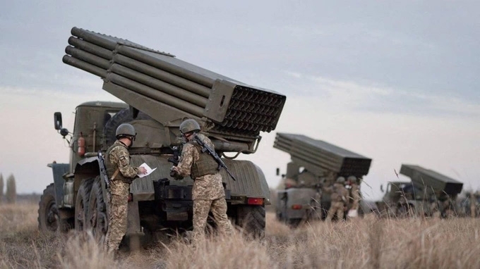 Binh sĩ Ukraine tập trận cùng pháo phóng loạt ở Kherson. Ảnh: Reuters