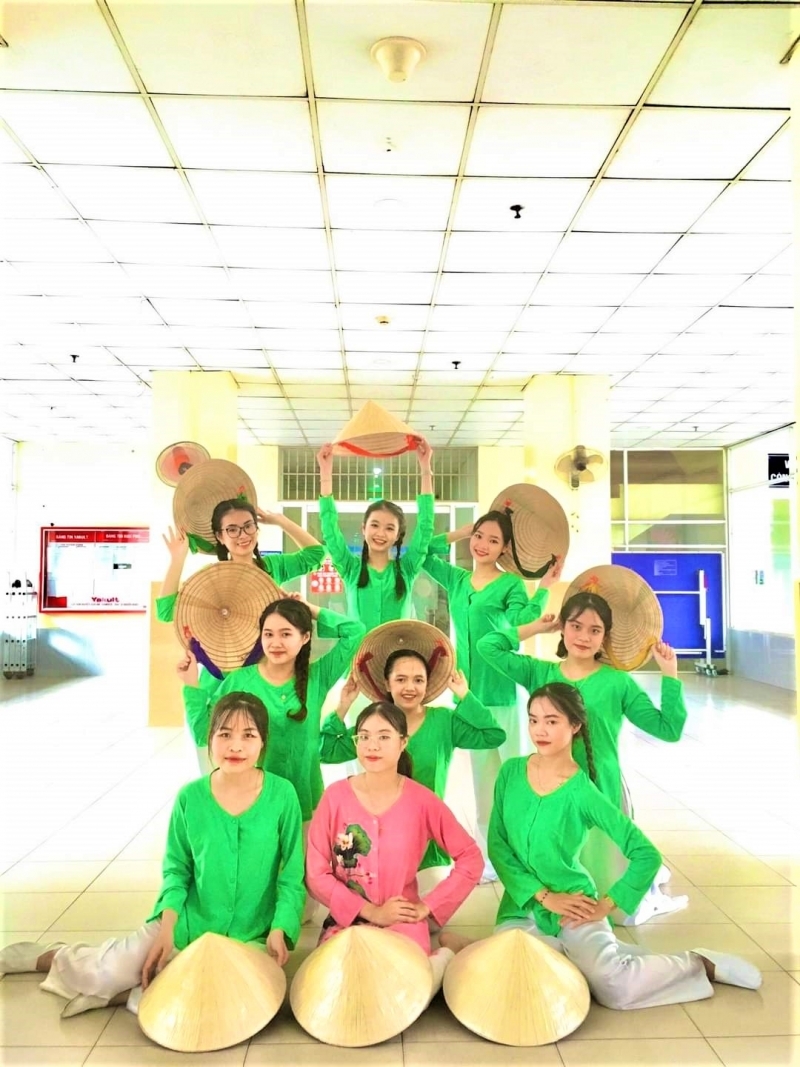 Các thành viên của CLB Dân ca - ĐH Kinh tế TP.HCM chụp hình lưu niệm sau một chương trình biểu diễn ở trường.