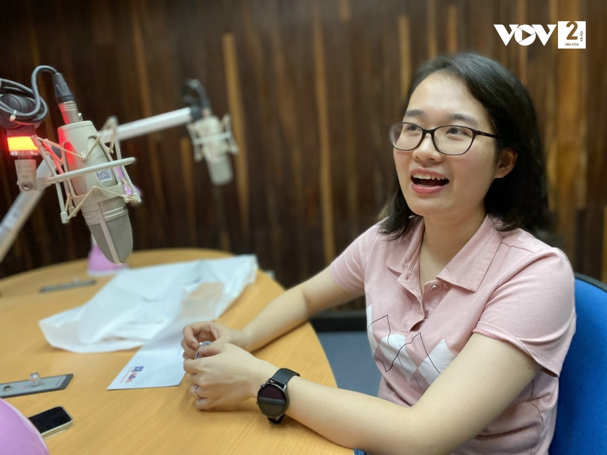 Chị Lê Thúy Nga, đồng sáng lập nền tảng mạng xã hội Spiderum.com trong buổi chia sẻ cùng VOV2.