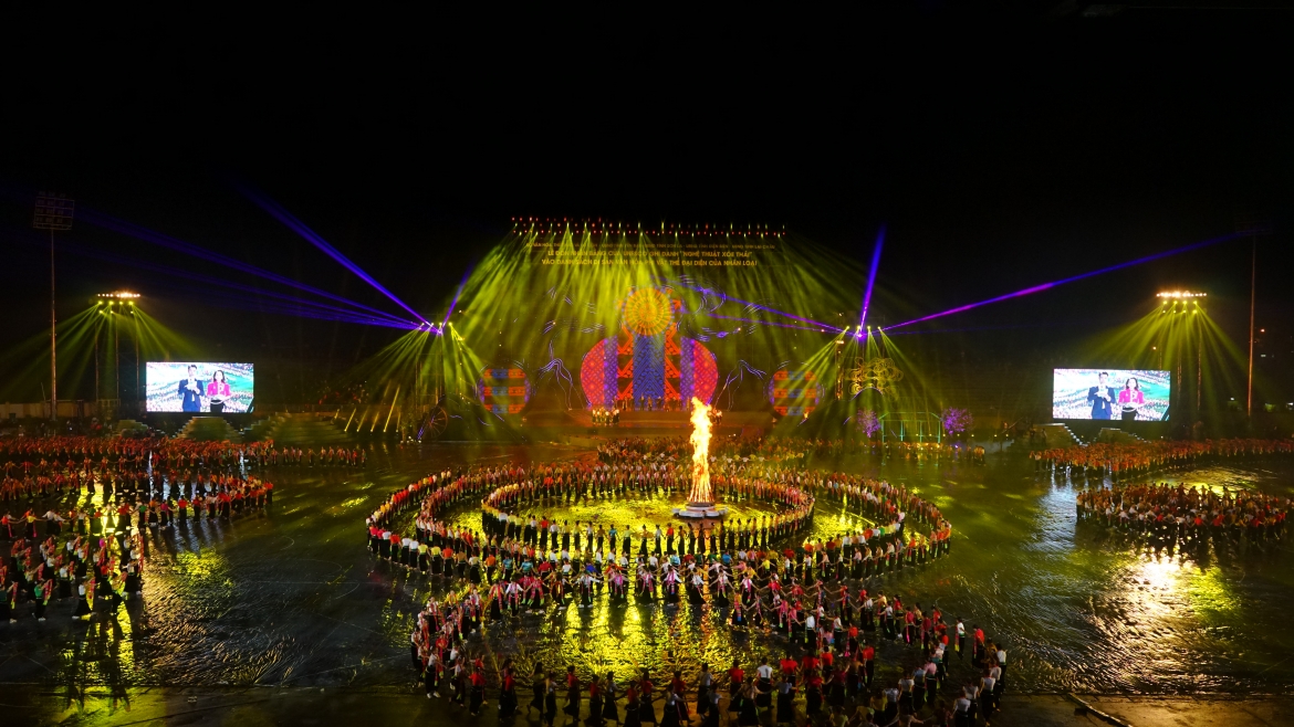 Hiệu ứng 3D Mapping hoà quyện với hàng trăm diễn viên múa như cuốn cả khán giả vào huyền sử lộng lẫy, hùng tráng và thiêng liêng của cha Rồng, mẹ Tiên.
