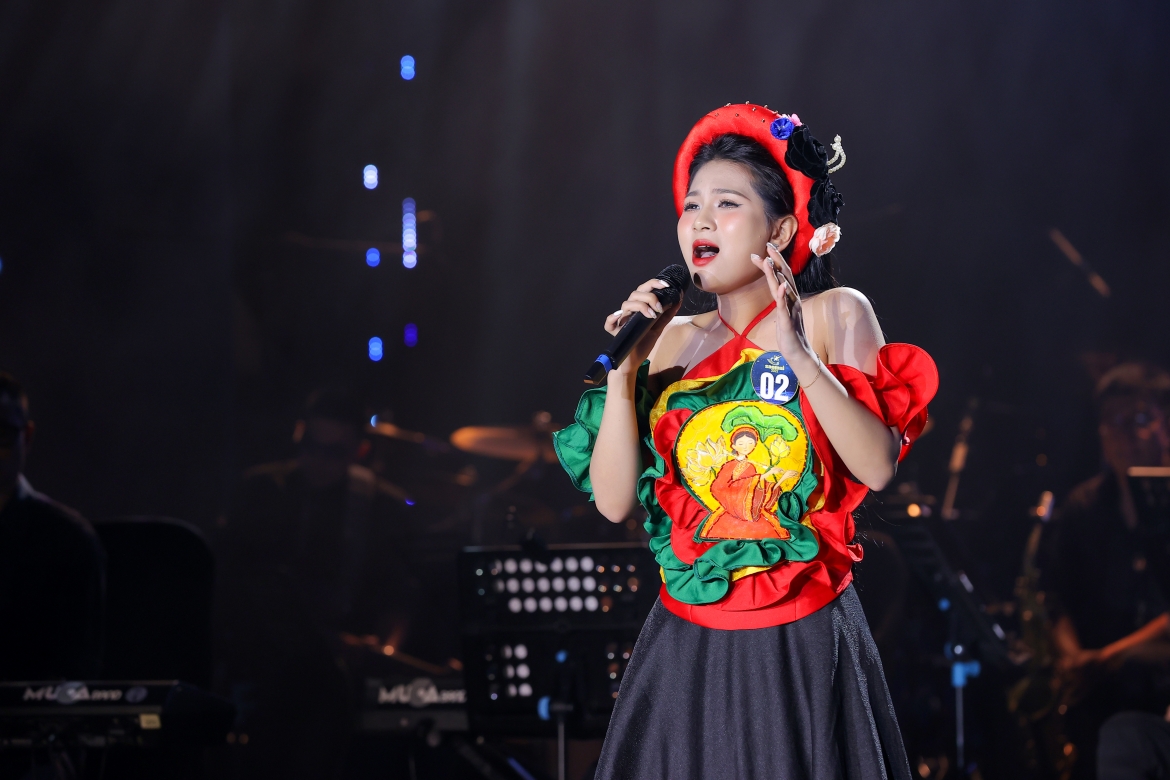 Nguyễn Thị Thu An (SBD 02) gợi nhớ đến “chuồn chuồn ớt” Ngọc Khuê (Á quân Sao Mai 2003).