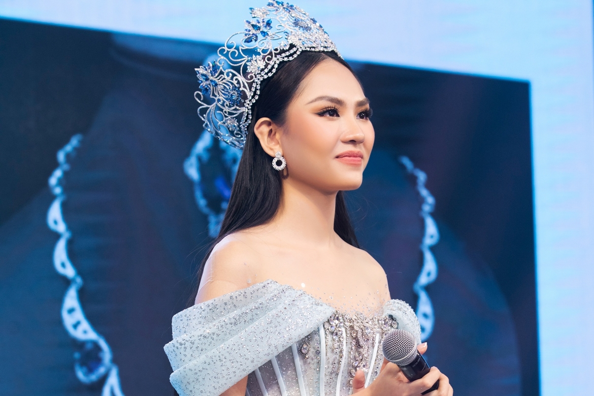 Tuy nhiên, sau đó, nhà hảo tâm này quyết định tặng lại chiếc vương miện cho Hoa hậu Mai Phương để nó tiếp tục đồng hành với người đẹp sinh 1999 trong những dự án nhân ái tiếp theo. (Thanh niên)