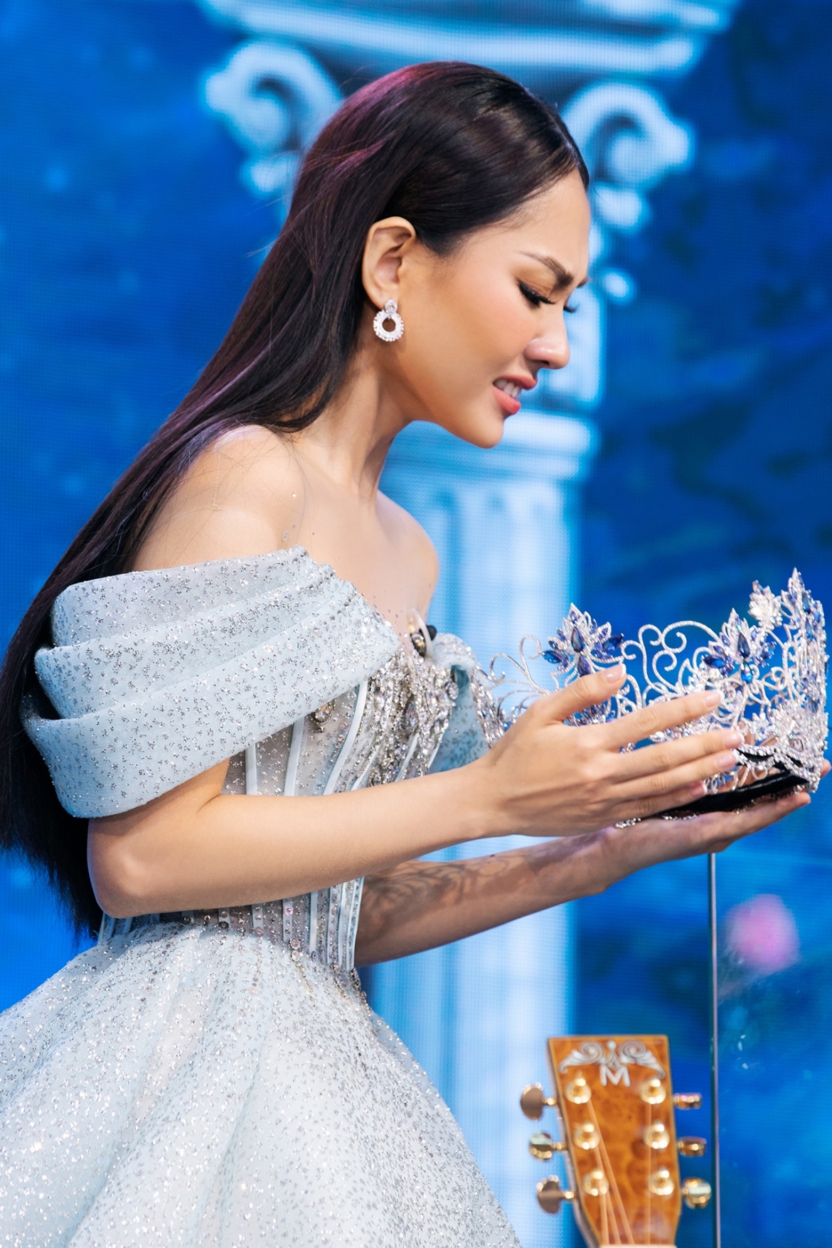 Ở khoảnh khắc đấu giá chiếc vương miện Hoa hậu Thế giới Việt Nam 2022, Hoa hậu Mai Phương đã bật khóc khi tháo vương miện trên sân khấu. Được biết, một nhà hảo tâm giấu mặt đã mua lại vật phẩm này với giá 3 tỉ đồng