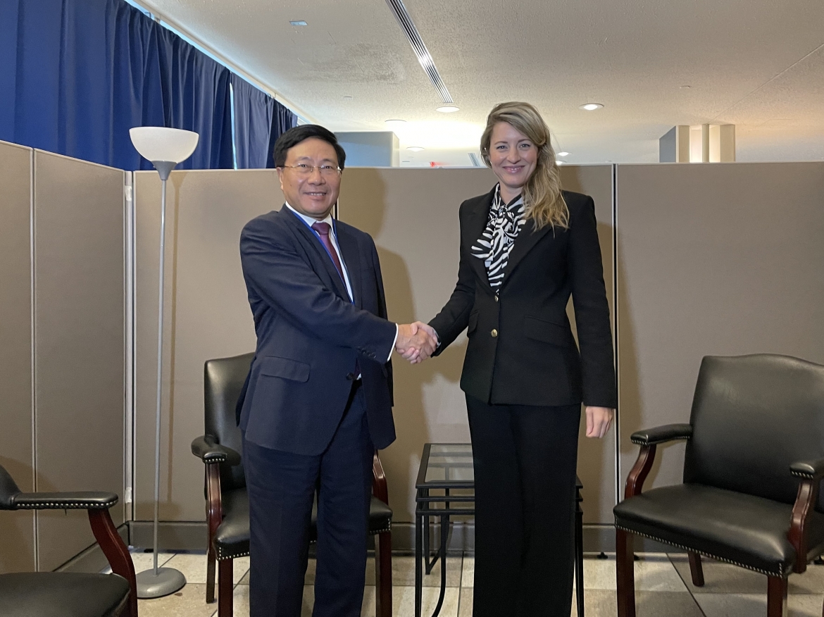 Phó Thủ tướng Thường trực Chính phủ Phạm Bình Minh tiếp Ngoại trưởng Canada Melanie Joly.