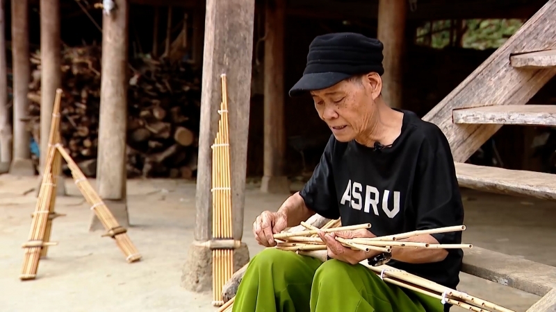 Ông Cầm Văn Hoa cho biết, thường sẽ mất khoảng 10 ngày để chế tác xong một chiếc khèn bè.