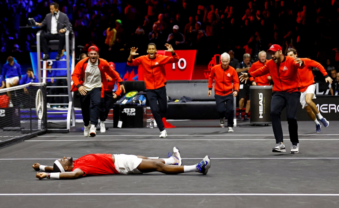 Sau đó, Frances Tiafoe giành chiến thắng 6-1, 6-7, 10-8 trước Stefanos Tsitsipas để đưa đội tuyển thế giới lên ngôi vô địch Laver Cup 2022.