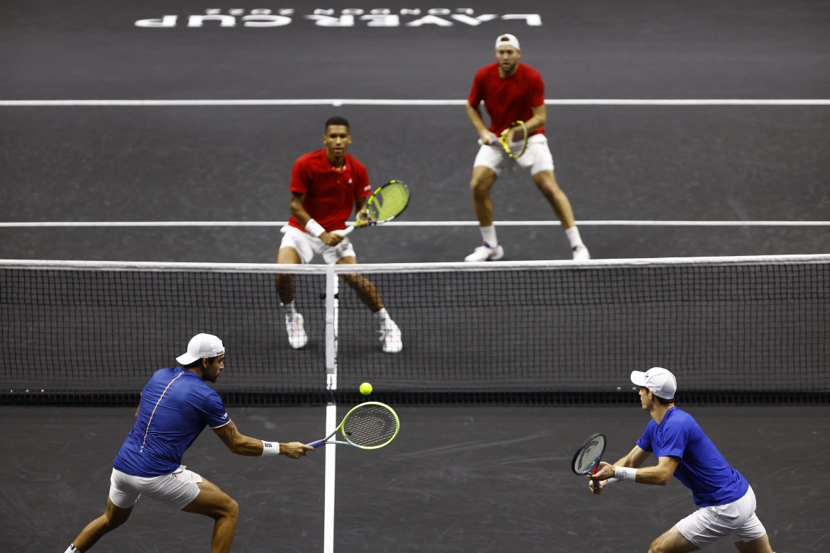 Cặp Aguer Aliassime/Jack Sock khởi đầu ngay thi đấu đáng nhớ của đội tuyển thế giới bằng chiến thắng trước cặp Andy Murray/Matteo Berrettini ở trận đánh đôi.