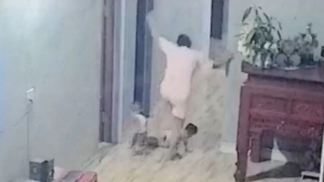 Cháu bé bị mẹ ruột đạp gãy xương đùi tại Bắc Giang (ảnh cắt từ video do người nhà nạn nhân cung cấp).