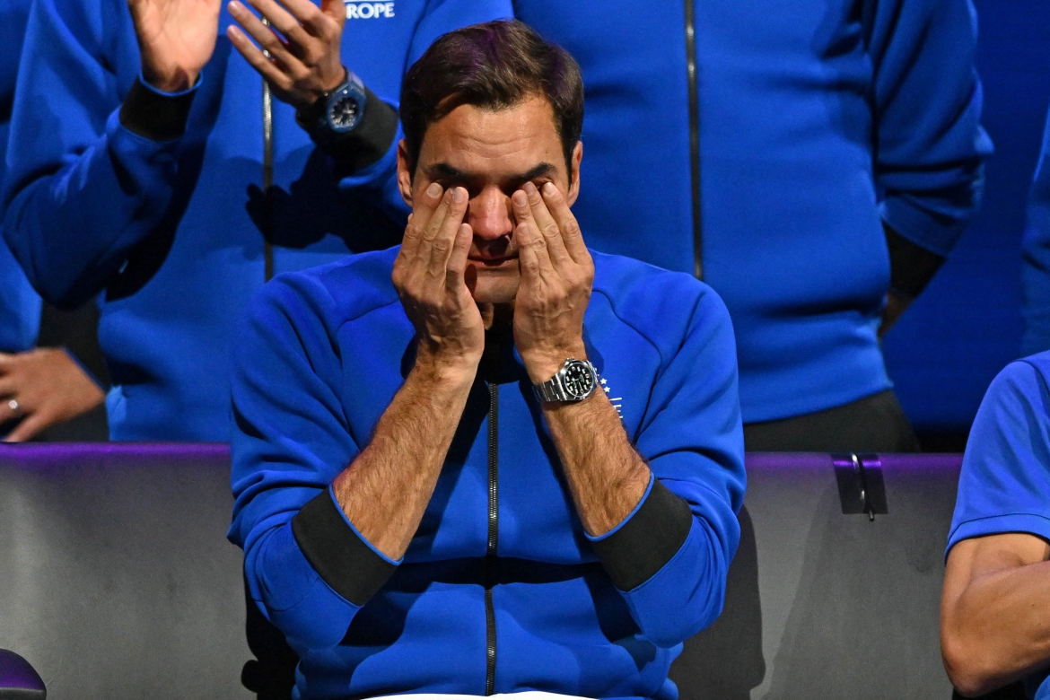 Roger Federer bật khóc sau khi kết thúc trận đấu cuối cùng, khép lại sự nghiệp thi đấu lẫy lừng.
