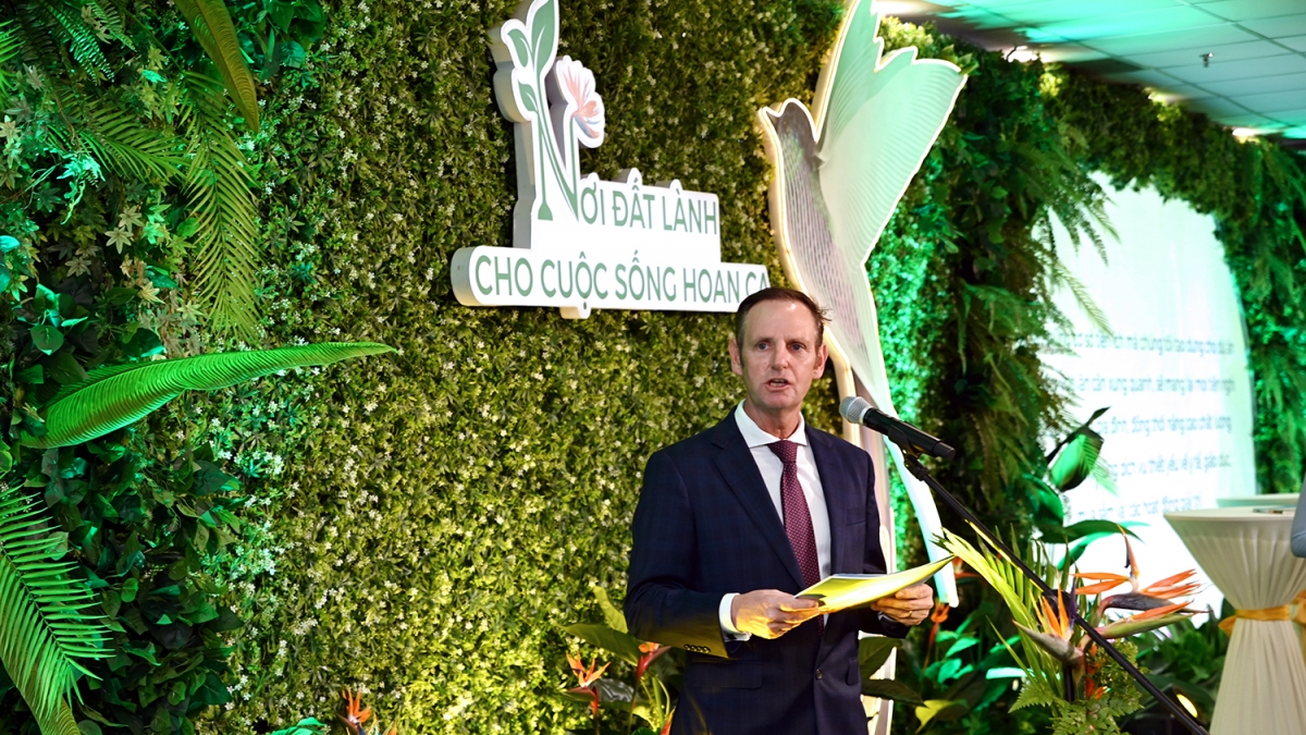 Ông Richard Mark Leech - Phó TGĐ Phú Long, phụ trách công tác quản lý đô thị chia sẻ thêm: “Tại Phú Long chúng tôi có một niềm tin vào việc xây dựng cộng đồng cư dân dân trí cao, an toàn, lành mạnh và đáng sống. Tất cả những cơ sở tiện ích mà chúng tôi tạo dựng cho dự án và cả khu vực lân cận xung quanh, sẽ mang lại mọi tiện nghi cho gia đình, đồng thời nâng cao chất lượng cuộc sống với những dịch vụ thiết yếu về y tế, giáo dục, mua sắm và các hoạt động giải trí. Trong công tác quản lý đô thị, chúng tôi kết hợp việc triển khai dịch vụ cá nhân với công nghệ để đảm bảo rằng các cư dân đều được chăm sóc kỹ lưỡng và tổ ấm của họ luôn là chốn an toàn, bình yên, lành mạnh, tiết kiệm năng lượng”.