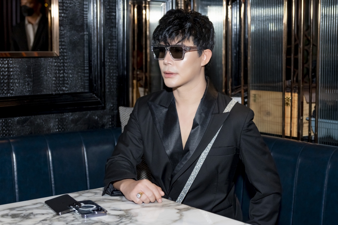 Nathan Lee tổ chức buổi họp báo ra mắt MV "Tuy nhiên" tại TP.HCM. 