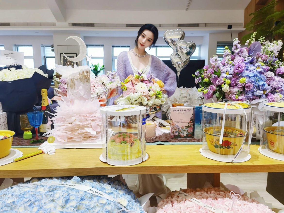 Trên trang cá nhân, nữ diễn viên chia sẻ loạt ảnh mới với dòng tâm sự: "Lại một năm nữa trôi qua, người nhà của tôi, bạn bè, tri kỷ, còn có các bạn - những người yêu tôi! Cô đơn không phải vĩnh viên, ở bên nhau mới là vĩnh viễn! Yêu các bạn!". (Tiền phong)