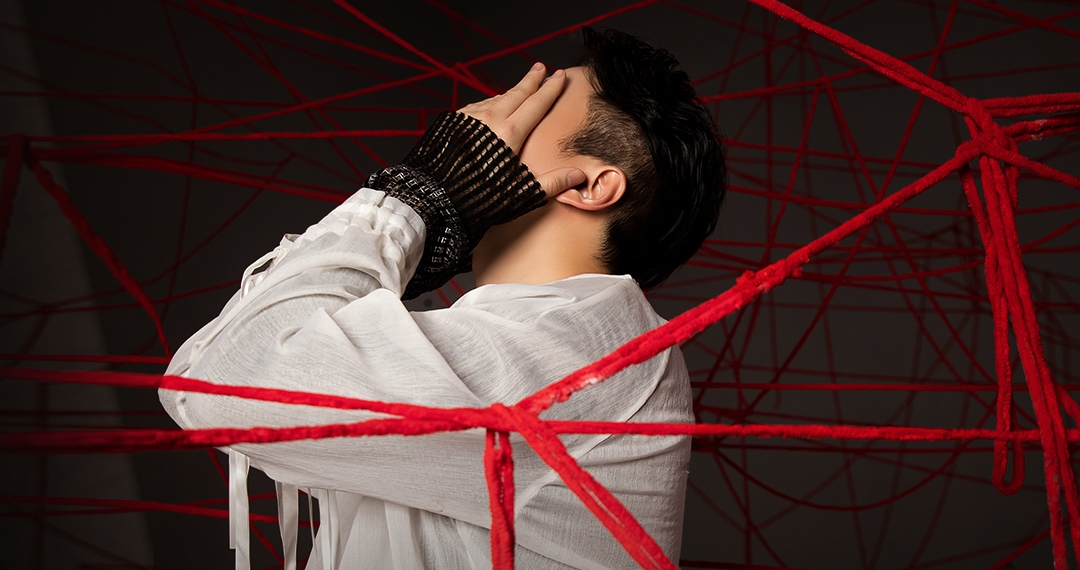 Karik bị trói bởi những sợi dây màu đỏ.