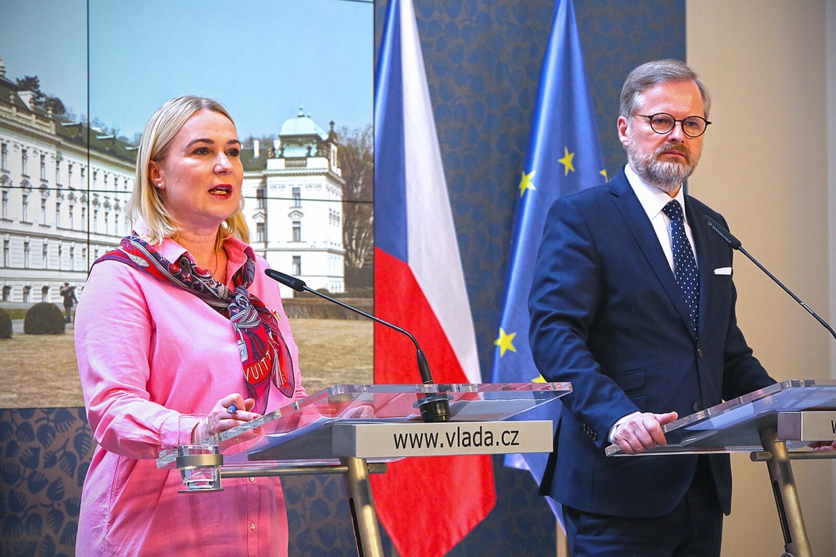 Thủ tướng Séc Petr Fiala (trái) và Bộ trưởng Quốc phòng Jana Cernochova trả lời họp báo sau cuộc họp của Chính phủ về ngân sách (ảnh Idnes.cz).