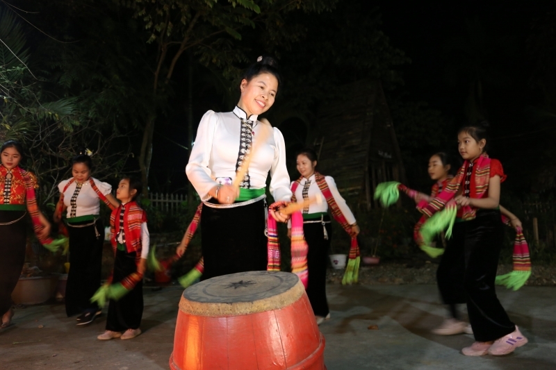 Trống là nhạc cụ giữ nhịp xòe.