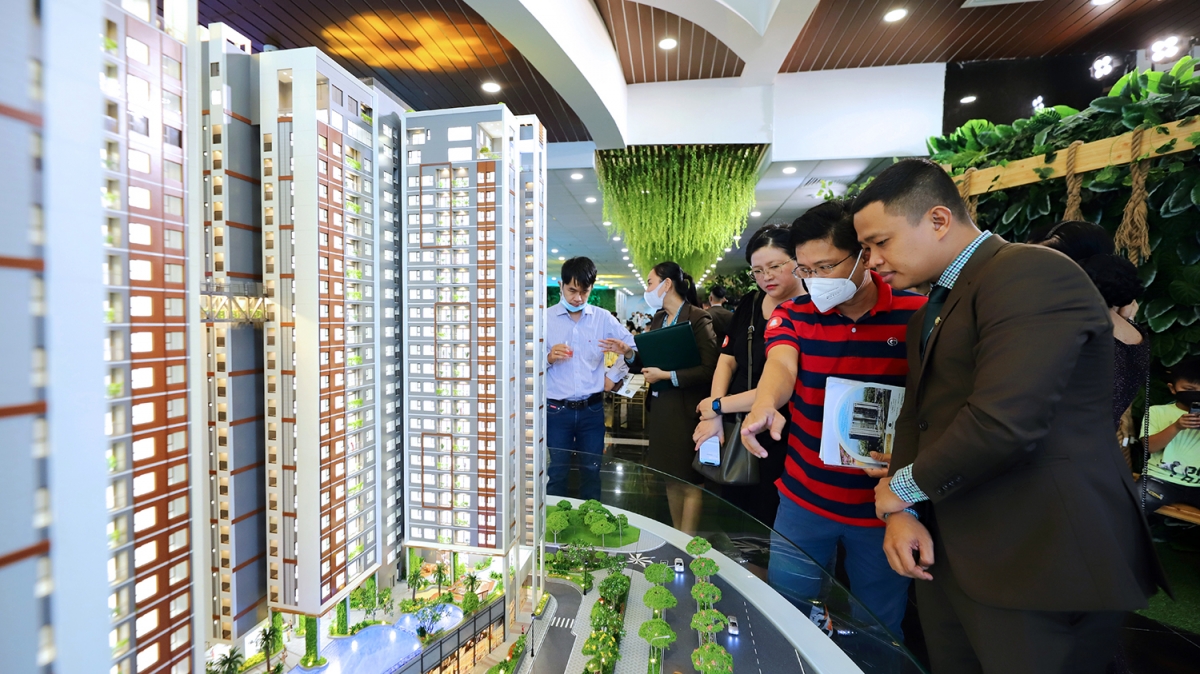 Khách hàng xem sa bàn thực tế dự án.