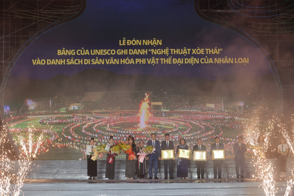Tối 24/9, tại sân vận động Nghĩa Lộ (Yên Bái), đã diễn ra “Lễ đón nhận Bằng của UNESCO ghi danh "Nghệ thuật Xòe Thái" vào danh sách Di sản văn hóa phi vật thể đại diện của nhân loại và Khai mạc “Lễ hội Văn hóa Du lịch Mường Lò, Khám phá Danh thắng Quốc gia đặc biệt Ruộng bậc thang Mù Cang Chải 2022”. 
