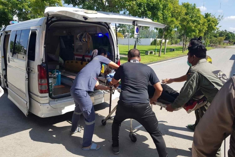 Nạn nhân bị thương trong vụ nổ súng sáng 14/9/2022 được nhanh chóng đưa tới bệnh viện. Ảnh: Bangkok Post