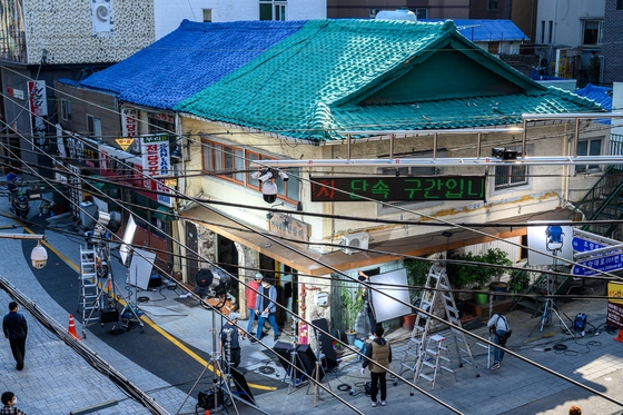 Bối cảnh quay của bộ phim “Chờ đợi cơn mưa” (2021) với sự tham gia của Kang Ha Neul và Chun Woo Hee được quay tại Choryang-dong, Busan.