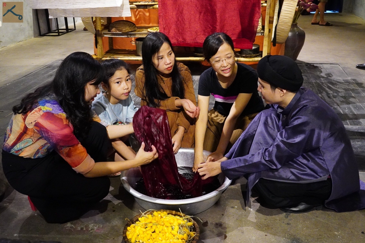 Nguyễn Đức Huy giới thiệu với du khách quy trình nhuộm vải tự nhiên